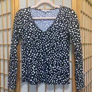 Long Sleeve Spotted V-Neck Top